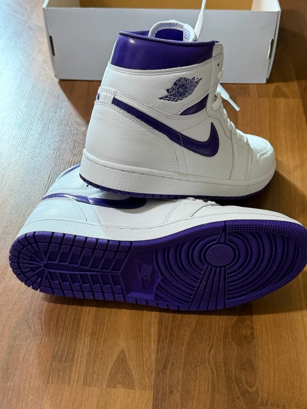 Nike Air Jordan 1 Retro High - White/Purple - Picture 2 of 8